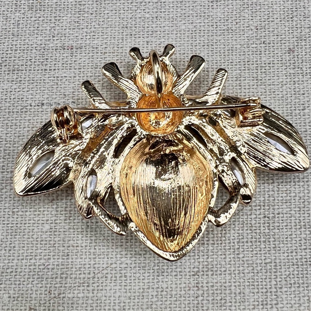 𝔾𝕆𝕃𝔻 𝕋𝕆ℕ𝔼 Bee Pin with Rhinestones - Picture 3 of 4
